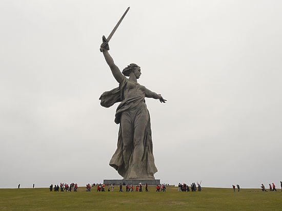 Уникальная скульптура женщины, поднявшей меч и призывающей к защите родной земли