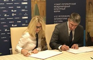 Председатель комитета культуры волгоградского региона Виктор Гепфнер и и.о. директора НМЦТ «Visit Russia» Юлия Моховая