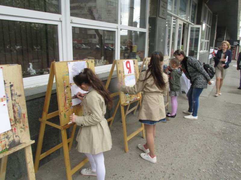 9 мая улица Краснознаменская стала мастерской юных художников