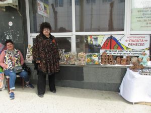 Тамара Тимофеева у выставки палаты ремёсел