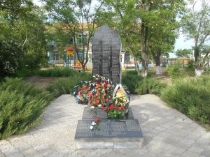 Бикеева Ирина, 47 лет, п. Маяк Октября Ленинского района. Памятный знак Воинам, стоявшим насмерть во имя жизни. 1941-1945 г.