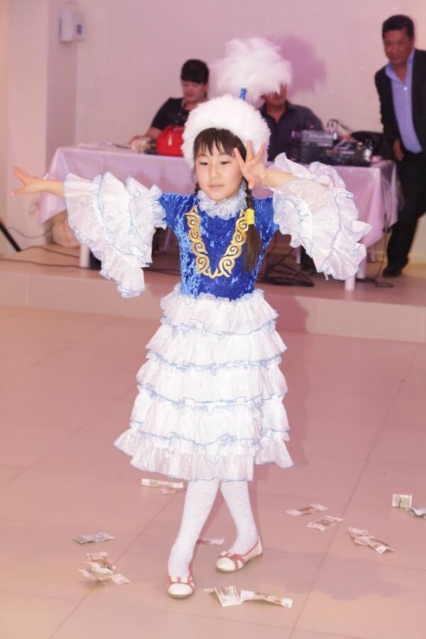 Хасинова Дана, 12 лет, п. Маяк Октября Ленинского района. Казахский национальный танец Кара-жорга