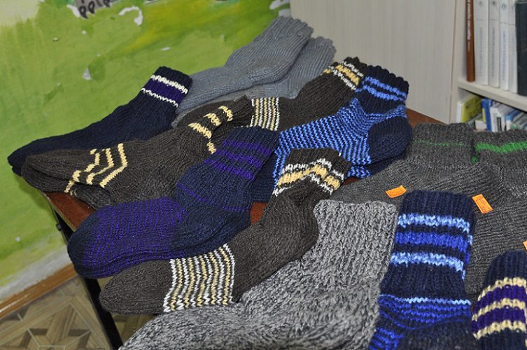 В Суровикинском районе мастерицы вяжут теплые носки для солдат